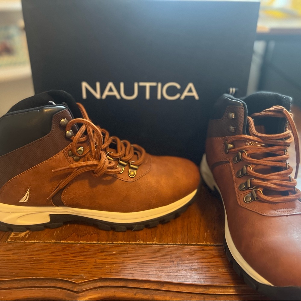 BRAND NEW Nautica mens boots size 10